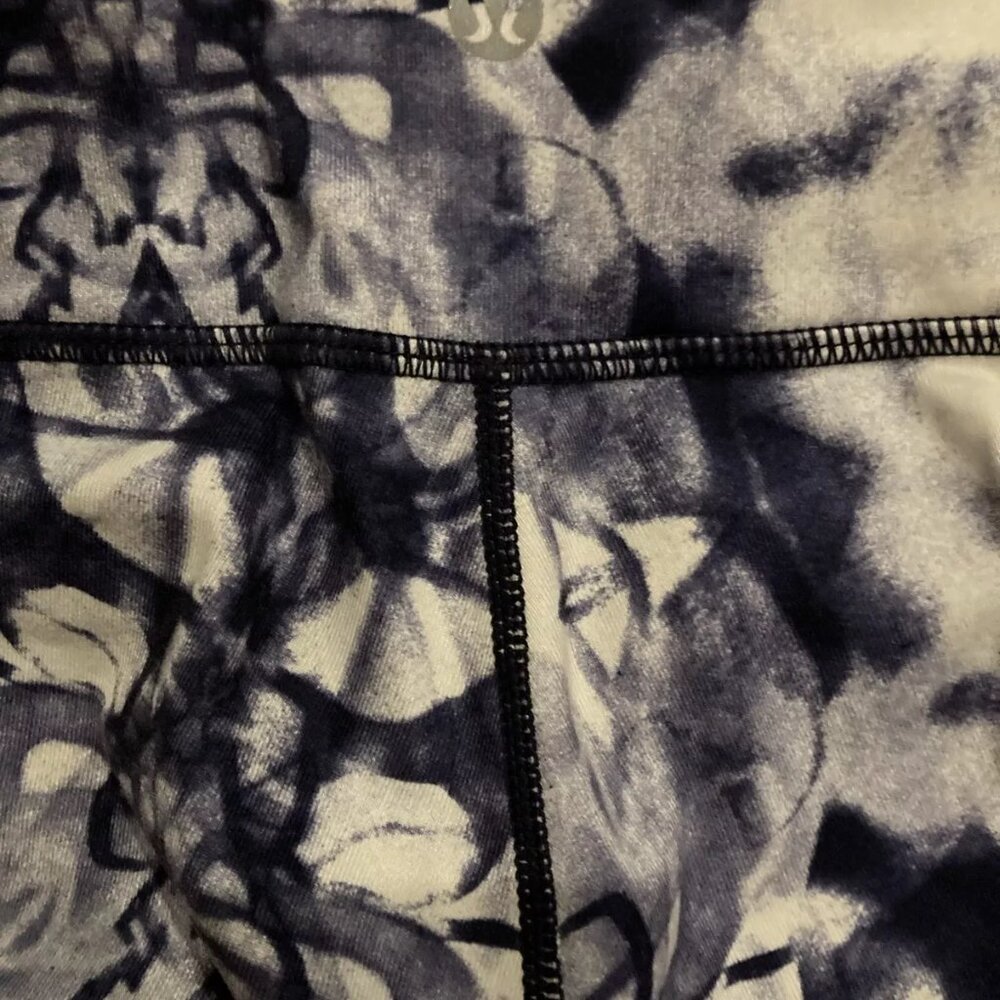 Lululemon Size 8 Tie Dye Low Rise Leggings Dark Blue/purple - Picture 5 of 5